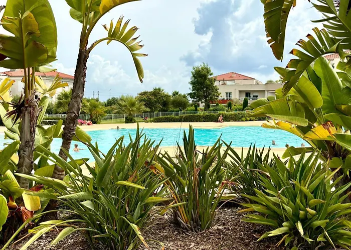 Beachside Apartment With Pool & Garden In Juan Les Pins