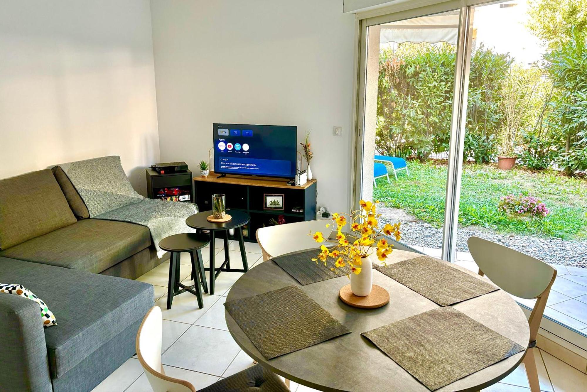 Beachside With Pool & Garden In Juan Les Pins Apartment