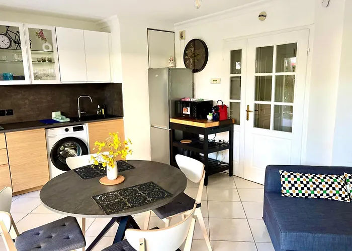 Beachside Apartment With Pool & Garden In Juan Les Pins