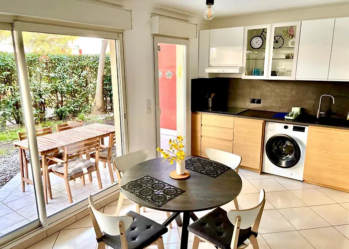 Beachside Apartment With Pool & Garden In Juan Les Pins